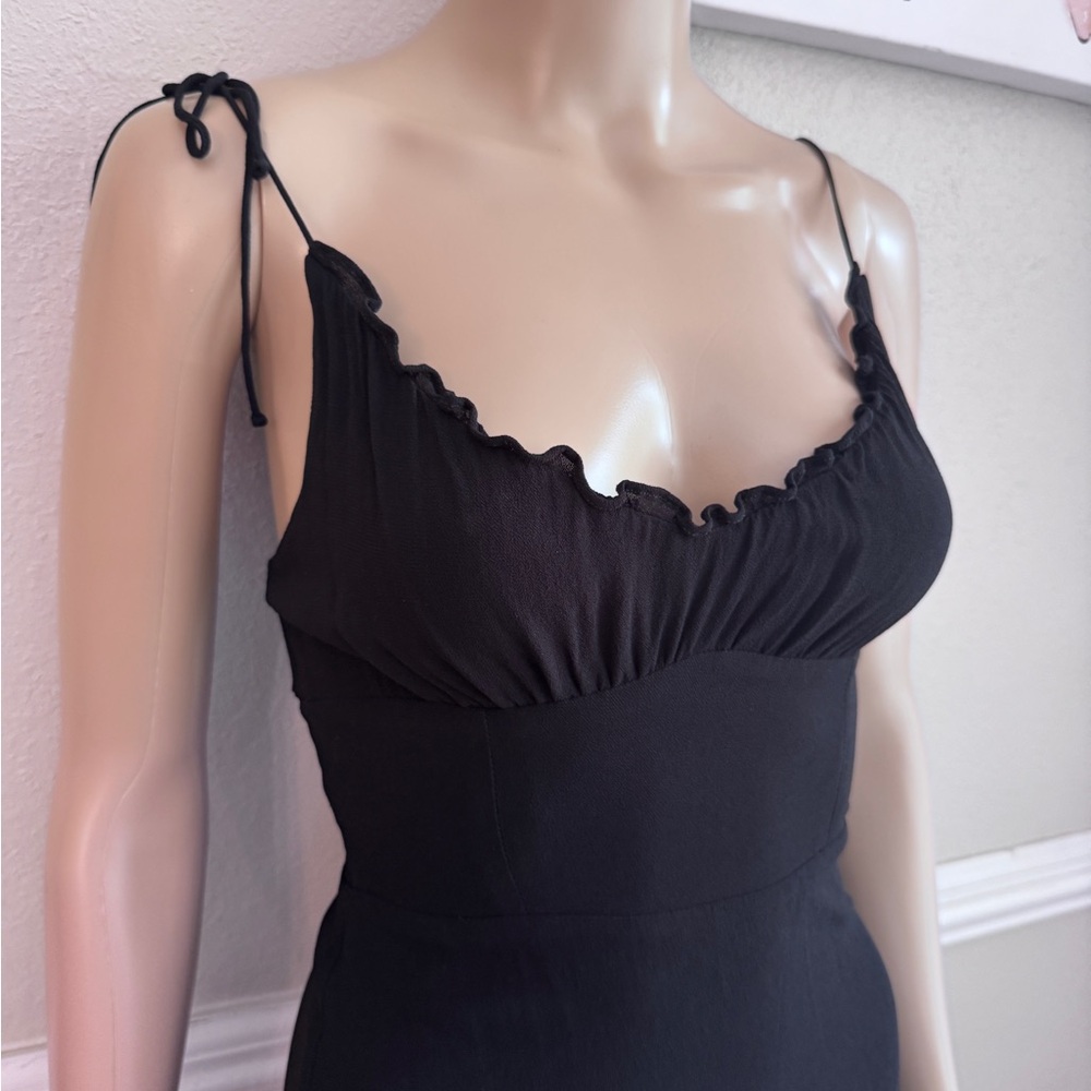 Reformation Black Ruffled 𝐌𝐈𝐍𝐈 𝐃𝐑𝐄𝐒𝐒 𝐒𝐈𝐙𝐄 𝟒 𝐋𝐈𝐊𝐄 𝐍𝐄𝐖 - Picture 4 of 10